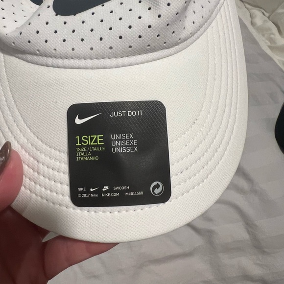 Two white Nike visors - Picture 8 of 11